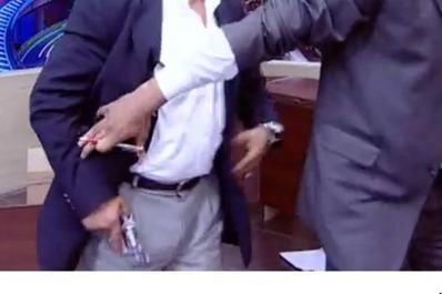 Un député sort son arme lors d'un débat télévisé Un député sort son arme lors d'un débat télévisé