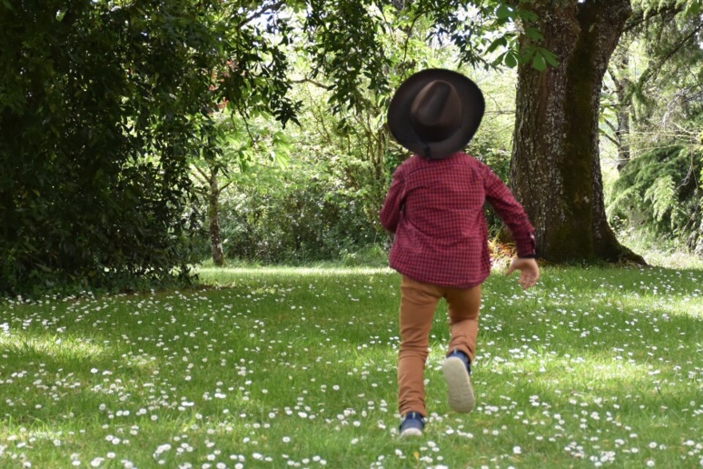 Jeu dans la nature. Photo © A. Gléonec Jeu dans la nature. Photo © A. Gléonec