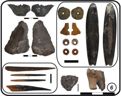 Exemples des restes archéologiques (outils en pierre et en os, objets de parure, tesson de poterie) mis au jour dans la couche 6 de Leopard Cave, où a été trouvée la plus ancienne dent de chèvre ou de mouton du gisement. Photo (c) David Pleurdeau / MNHN