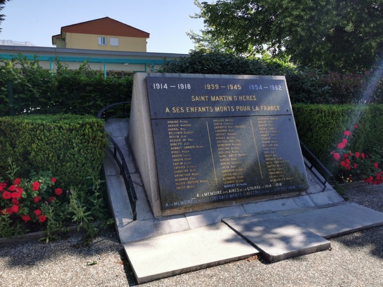 D'après Charles Rollandin, la somme des actions individuelles mène à une très belle chose : la mémoire collective. Ainsi le virus ne doit pas nous empêcher de nous souvenir de ceux qui sont tombés pour la France. (c) Marwa Bouchkara - mai 2020 D'après Charles Rollandin, la somme des actions individuelles mène à une très belle chose : la mémoire collective. Ainsi le virus ne doit pas nous empêcher de nous souvenir de ceux qui sont tombés pour la France. (c) Marwa Bouchkara - mai 2020