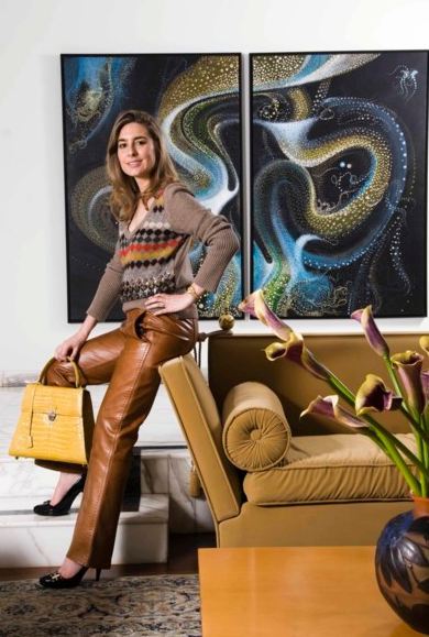 Andrea Posada de Manosalva dans son appartement avec l'une de ses créations (c)  Pilar Mejia