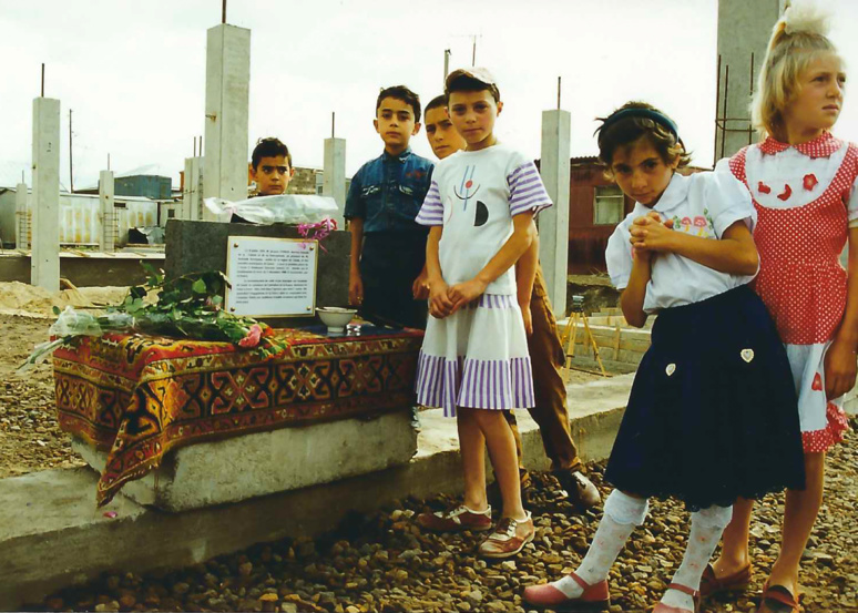 Les écoliers auprès de la première pierre de l'école N10 à Gumri (c) archive personnelle de Martin Pashayan