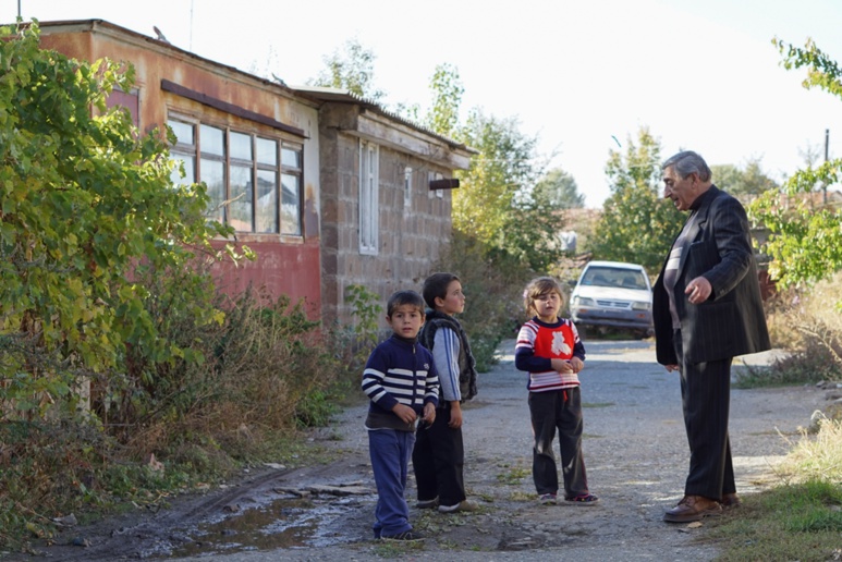 Martin Pashayan et ses élèves (c) archive personnelle de Martin Pashayan Martin Pashayan et ses élèves (c) archive personnelle de Martin Pashayan