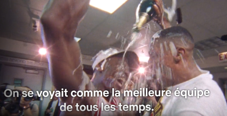 Michael Jordan et Scottie Pipen célébrant un des 6 titres remportés par les Bulls. capture d'écran du docu série sur Netflix Michael Jordan et Scottie Pipen célébrant un des 6 titres remportés par les Bulls. capture d'écran du docu série sur Netflix