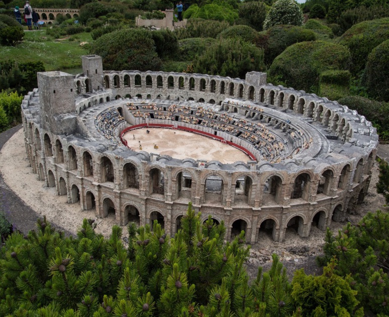 L'arène d'Arles est l'une des reproductions versions miniatures des monuments les plus célèbres en France / Illustration (c) Adobe Stock L'arène d'Arles est l'une des reproductions versions miniatures des monuments les plus célèbres en France / Illustration (c) Adobe Stock