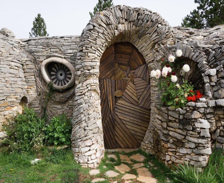 La maison Utopix a été construite en 1980 par le peintre et artiste Jo Pillet (c) Gargarin Xavier / Flickr La maison Utopix a été construite en 1980 par le peintre et artiste Jo Pillet (c) Gargarin Xavier / Flickr