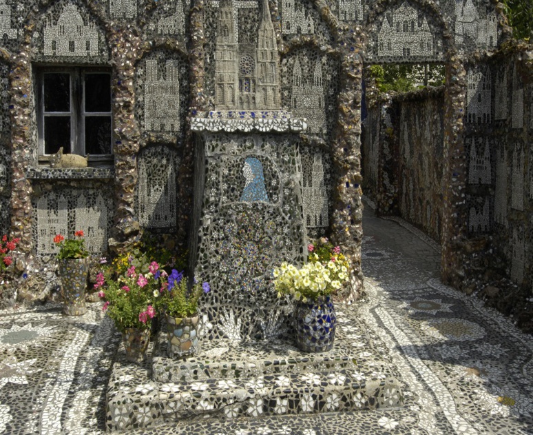 La maison Picassiette, une habitation recouverte de verres, faïences et de morceaux d'assiettes / Illustration (c) Adobe Stock La maison Picassiette, une habitation recouverte de verres, faïences et de morceaux d'assiettes / Illustration (c) Adobe Stock