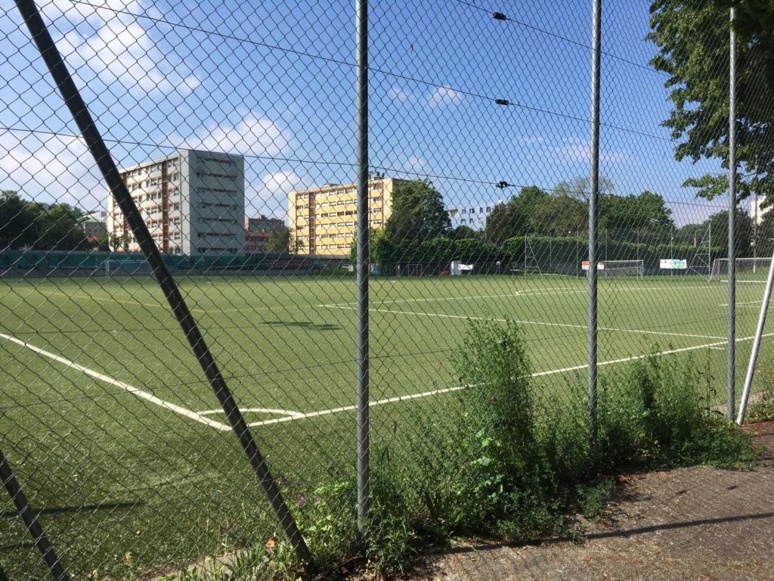 Un terrain de football vide du fait de la Covid-19 (photo d'illustration) © Creative Commons