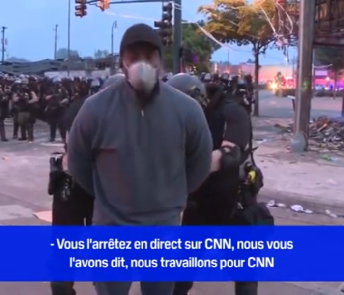 Le reporter de CNN Omar Jimenez, a été menotté par des policiers en plein direct à Minneapolis. (c) capture d'ecrain YouTube.