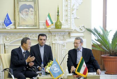 Ban Ki-moon (à gauche) avec Ali Ardashir Larijani, président du Parlement iranien (à droite). Photo (c) Evan Schneider / UN Photo