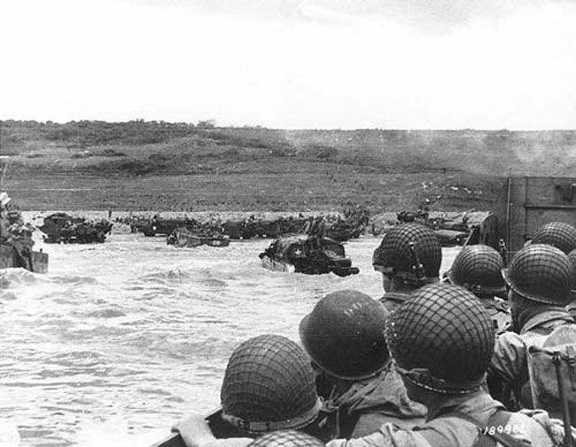 Le 6 juin 1944 les troupes alliées composées de soldats britanniques, américains et canadiens débarquent sur les plages de Normandie. (c) histoire pour tous