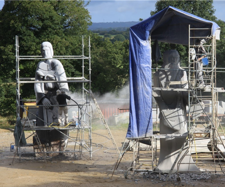 Chantier de sculpture 2047. Les blocs dans lesquels sont taillés les sculptures nécessitent la mise en place d'échafaudages car ils mesurent en moyenne entre 3 et 5 mètres pour un poids final entre 10 et 15 tonnes / © Sébastien Minguy Chantier de sculpture 2047. Les blocs dans lesquels sont taillés les sculptures nécessitent la mise en place d'échafaudages car ils mesurent en moyenne entre 3 et 5 mètres pour un poids final entre 10 et 15 tonnes / © Sébastien Minguy