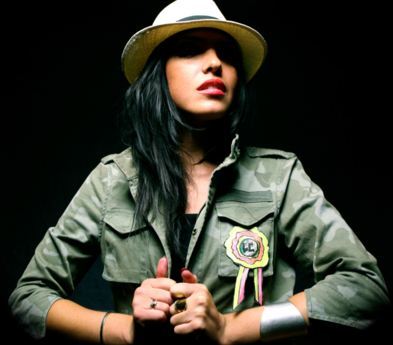 Cliquez sur l'image pour accéder à la page Facebook de Laure Cappellini Cliquez sur l'image pour accéder à la page Facebook de Laure Cappellini