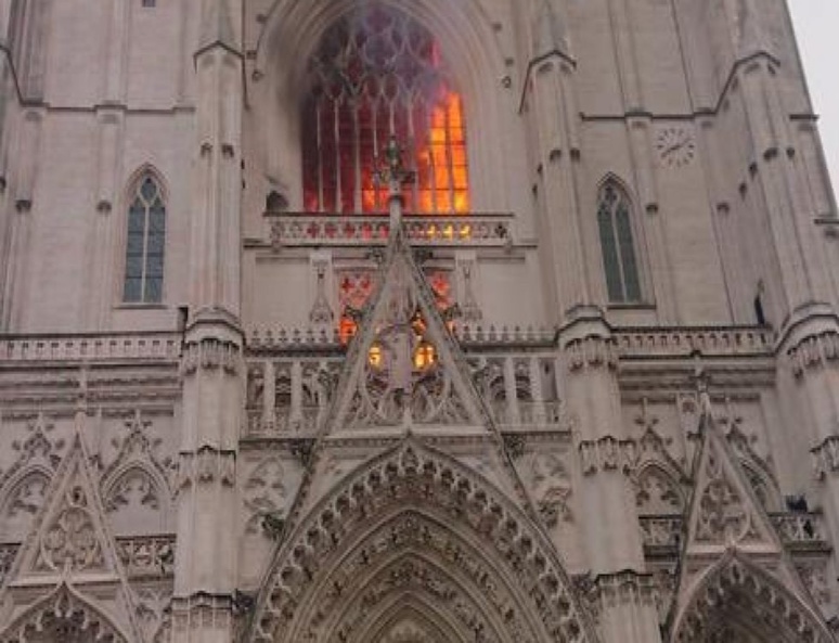 Nantes n'en est pas à son premier incendie (C) le salon beige Nantes n'en est pas à son premier incendie (C) le salon beige