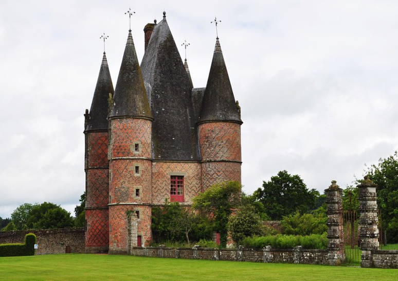 Le châtelet, "porte d'entrée" du domaine de Carrouges. (c) byb64 sur Foter.com / CC BY-NC-SA Le châtelet, "porte d'entrée" du domaine de Carrouges. (c) byb64 sur Foter.com / CC BY-NC-SA