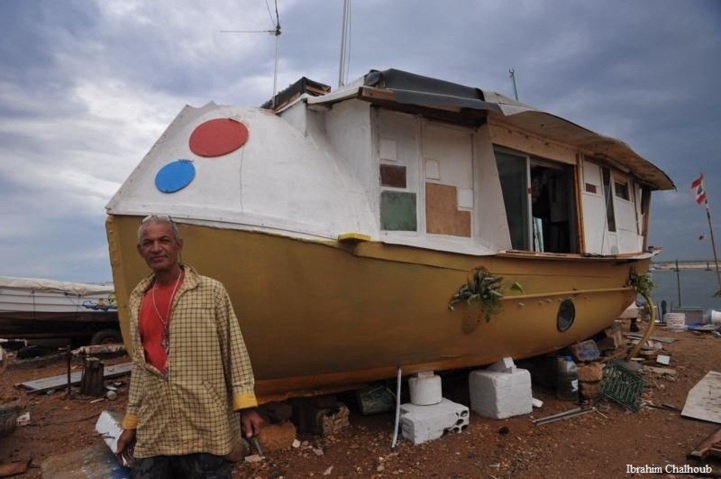 Le bateau transformé en logement. Photo (C) Ibrahim Chalhoub