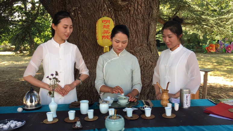 Cérémonie du thé par des maîtres théiers au château de Selles-sur-Cher (c) X.C. Cérémonie du thé par des maîtres théiers au château de Selles-sur-Cher (c) X.C.