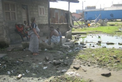 Dans les quartiers situés le long de la berge lagunaire de Cotonou, l'assainissement est encore un luxe. Photo (c) Alain Tossounon