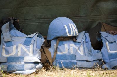 Gilets pare-balles et casques des membres du 1er Bataillon de parachutistes du contingent sud-africain de la Mission de maintien de la paix de l'ONU en RDC (MONUC). Photo (c) Marie Frechon / UN