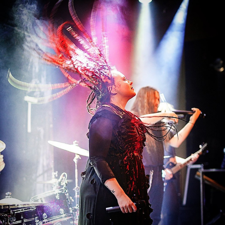 Kelly Thans performing on stage / © K.T. Kelly Thans performing on stage / © K.T.