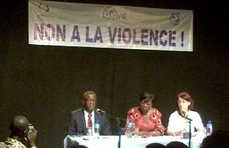 De gauche à droite: le Dr Denis Mukwege, la ministre Geneviève Inagosi et la journaliste belge Colette Braeckman. Photo (c) BS