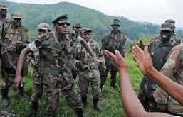 Le Général Bosco Ntaganda (lunettes noires) lors de la fin d'une bataille avec les troupes de FPC en Ituri, Nord Est RDC. (c) DR