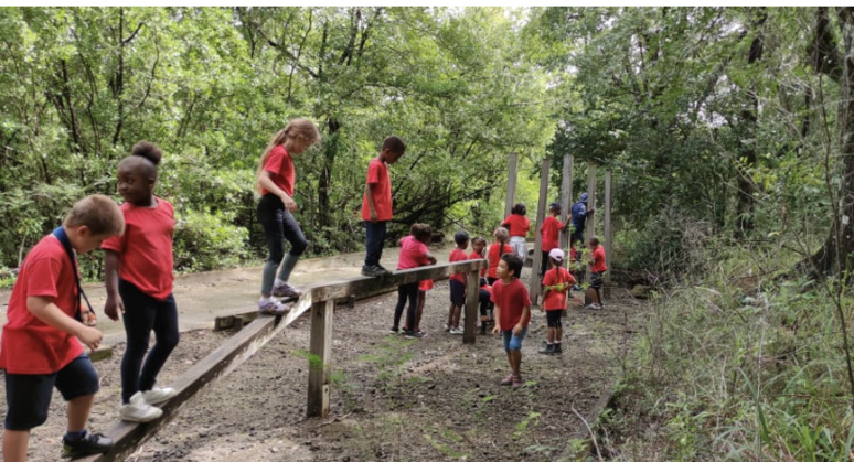 "Passer du temps dans la nature est essentiel au bon développement de l’enfant". (c) école beraca. "Passer du temps dans la nature est essentiel au bon développement de l’enfant". (c) école beraca.