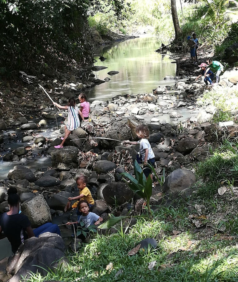 Les langues y sont enseignées sous un arbre, l’éveil au bord de la rivière. (c) École Beraca. Les langues y sont enseignées sous un arbre, l’éveil au bord de la rivière. (c) École Beraca.