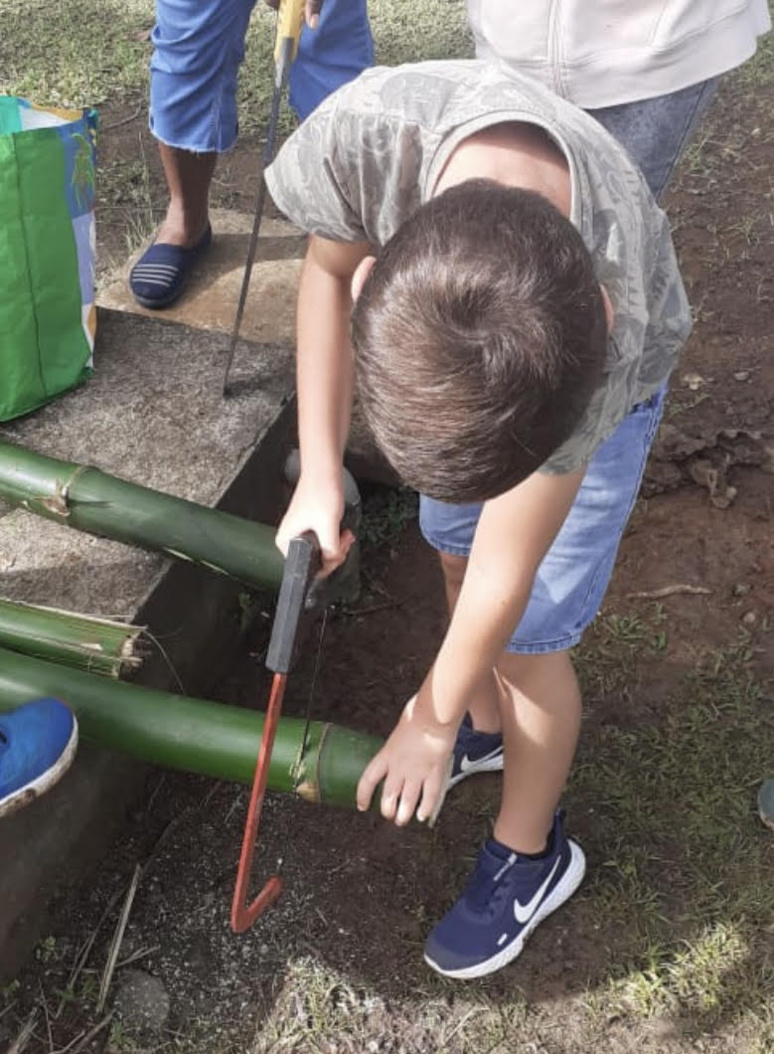 "Les élèves utilisent une scie à métaux pour confectionner des pots à crayon". (c) École Beraca. "Les élèves utilisent une scie à métaux pour confectionner des pots à crayon". (c) École Beraca.