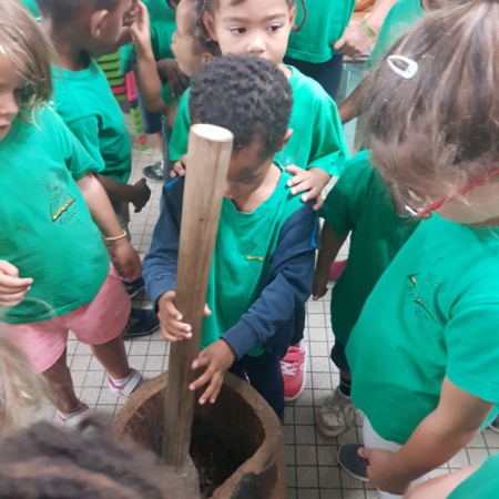 Les enfants écrasent eux-mêmes les graines." (c) École Beraca. Les enfants écrasent eux-mêmes les graines." (c) École Beraca.