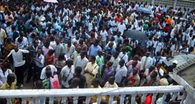 Les lycéens devant de ministère de l'Éducation nationale. Photo (c) François Ndjimbi