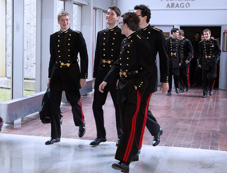 Un tiers des patrons du CAC 40 sont aujourd’hui issus de deux écoles seulement, l’X et l’ENA (photo). J. Barande/École Polytechnique, CC BY-SA Un tiers des patrons du CAC 40 sont aujourd’hui issus de deux écoles seulement, l’X et l’ENA (photo). J. Barande/École Polytechnique, CC BY-SA