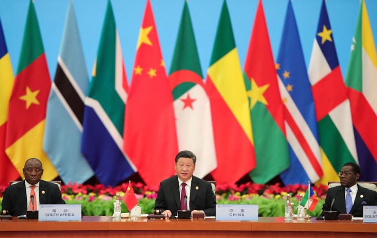 Le président chinois Xi Jinping s'exprime sous le regard de ses homologues sud-africain Cyril Ramaphosa (à gauche) et équato-guinéen Teodoro Obiang, lors du Forum sur la coopération sino-africaine tenu à Pékin le 4 septembre 2018. Lintao Zhang/AFP