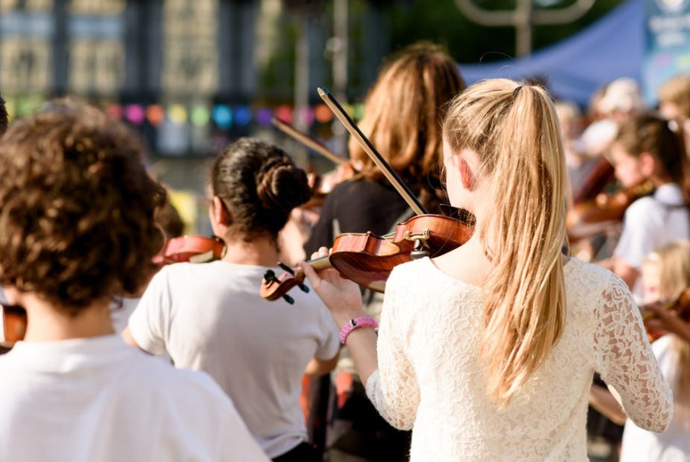 En 2018, un peu plus de 40 000 enfants en France bénéficiaient d'un programme d'initiation à la musique par la pratique orchestrale. Shutterstock