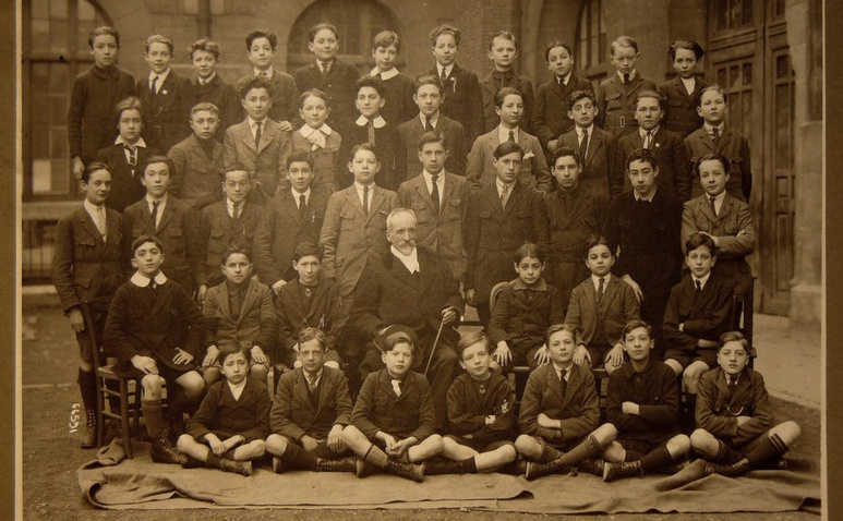 L'une des définitions du mot “génération” insiste sur l’homogénéité de destin que traduit le fait d’être né une année plutôt qu’une autre.(Photo de classe vers 1920/1930 - Photographe David et Vallois - Lycée Voltaire, Paris° Wikimedia Commons L'une des définitions du mot “génération” insiste sur l’homogénéité de destin que traduit le fait d’être né une année plutôt qu’une autre.(Photo de classe vers 1920/1930 - Photographe David et Vallois - Lycée Voltaire, Paris° Wikimedia Commons