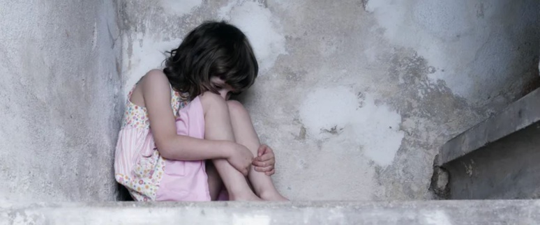 Les traumatismes vécus dans l’enfance modifient l’expression des gènes. Shutterstock