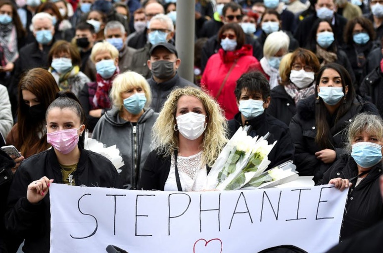 Rassemblement à Hayange (Moselle), le 26 mai, en hommage à Stéphanie, 22 ans, tuée en pleine rue par son ex-compagnon. Jean-Christophe Verhaegen / AFP