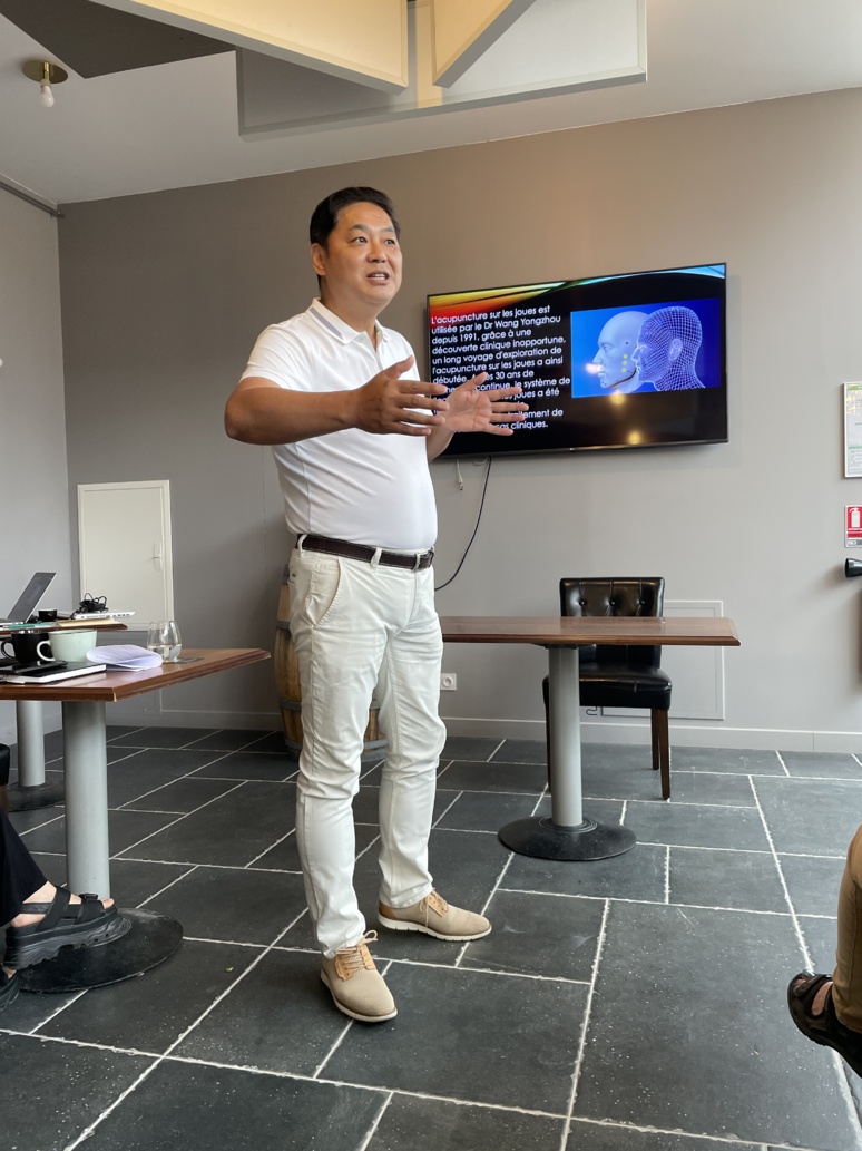 Le professeur Wang Yongzhou devant un public intrigué et curieux (c) D. Chuit Le professeur Wang Yongzhou devant un public intrigué et curieux (c) D. Chuit