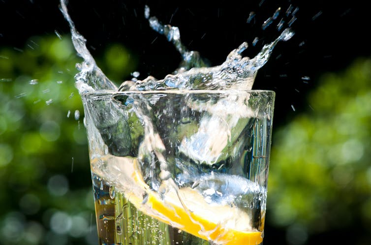 Les effets refroidissants des liquides froids s’expliquent plus probablement par leurs effets de réhydratation. Josh Lowensohn/Flickr, CC BY-NC-ND