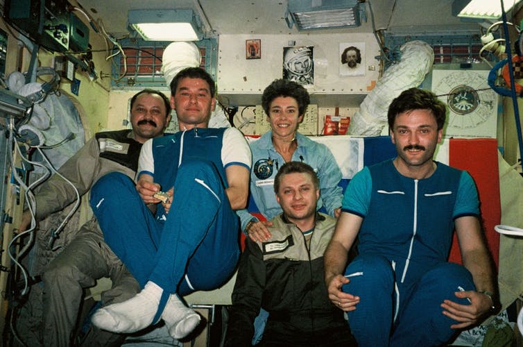 Equipage de la mission Cassiopée à bord de la station Mir. CNES/ANDRE-DESHAYS Claudie, 1996, CC BY-NC-ND