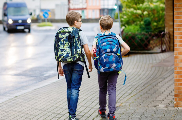 Les garçons sont plus souvent autorisés que les filles à s'éloigner de la maison sans la surveillance d'un adulte. Shutterstock