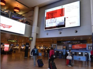 Une affiche de la campagne à l’aéroport de Bruxelles-National. Photo (c) Charly Gallo / CDP