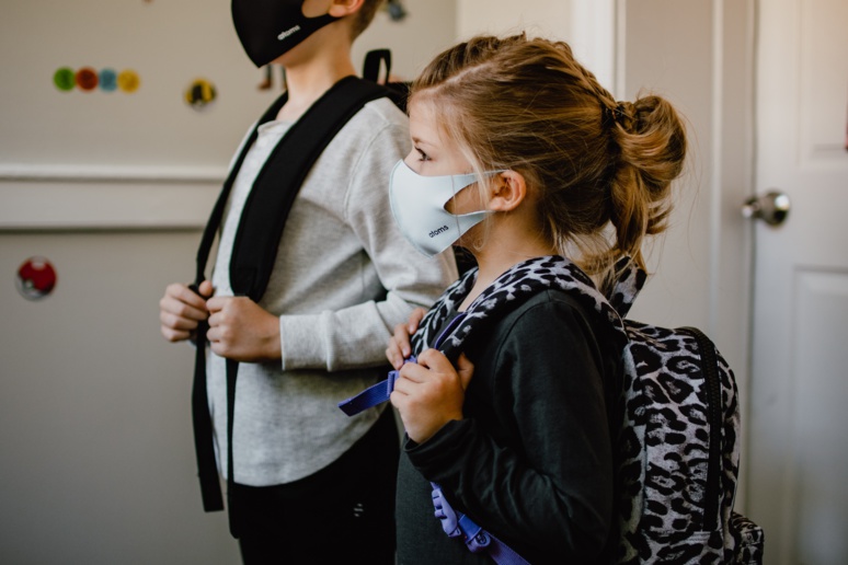 Pour l’instant, le coronavirus SARS-CoV-2 reste peu dangereux pour les enfants, mais ce n’est pas une raison pour le laisser circuler parmi eux. - Photo by Kelly Sikkema on Unsplash Pour l’instant, le coronavirus SARS-CoV-2 reste peu dangereux pour les enfants, mais ce n’est pas une raison pour le laisser circuler parmi eux. - Photo by Kelly Sikkema on Unsplash