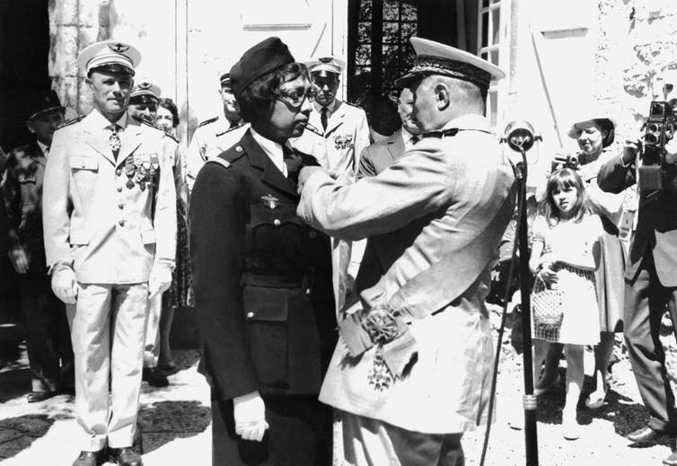 Le 19 août 1961, Joséphine Baker reçoit la Légion d’honneur et la Croix de guerre avec palme dans on château de Milandes. AFP