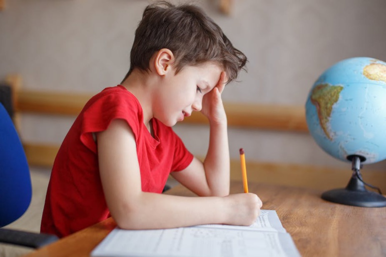 Il faut que l'enfant soit intimement convaincu de l'importance d'une tâche scolaire pour maintenir ses efforts. Shutterstock