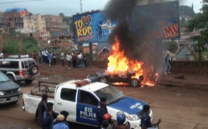 pPoliciers indifférents devant des actes de vandalisme des motards à Bukavu. (blz)