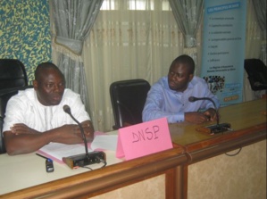 Le Directeur national de la Santé publique (à gauche) avec le Chargé de programme de EAA-Bénin (à droite). Photo (c) A. Tossounon
