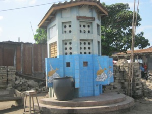 Une latrine dans un quartier de la ville de Cotonou (Bénin). Photo (c) AT