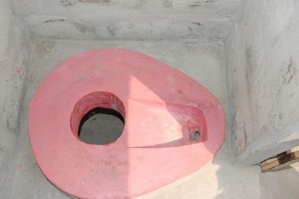 Image d'une toilette sans la super structure. Photo (c) AT