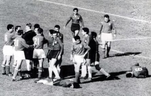 La bataille de Santiago, lors de la Coupe de monde de 1962. Image du domaine public.